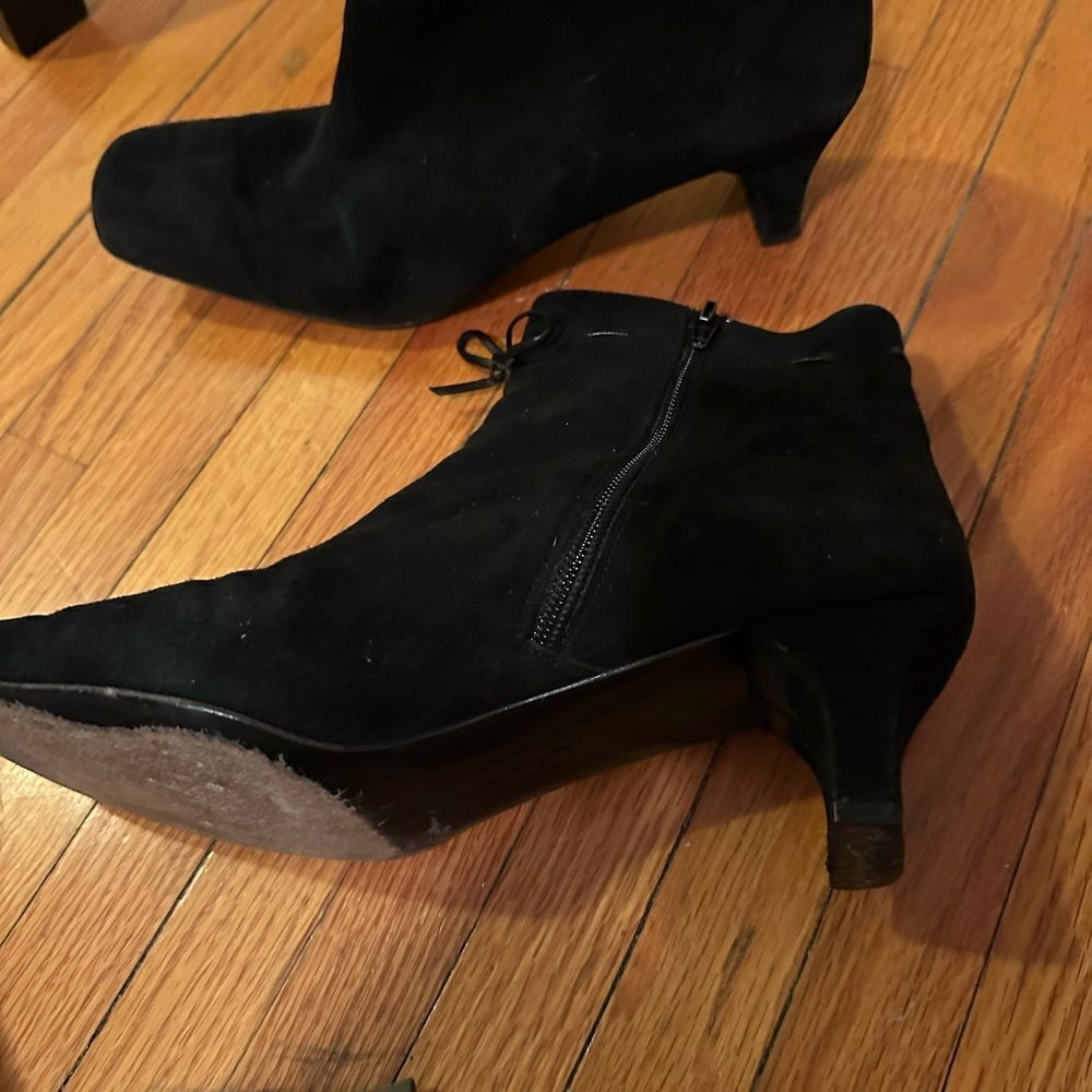 Kid suede Ferragamo black mid-heel booties pre-owned size 8 B Italian-made - Picture 6 of 16